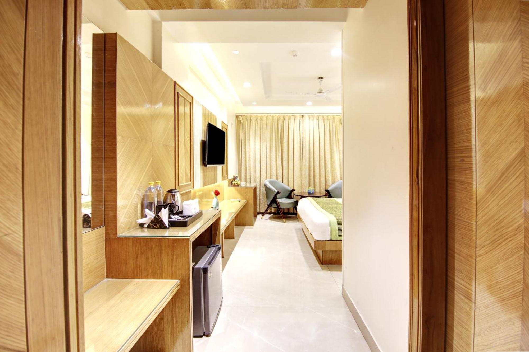 Hotel Krishna Plaza 'New Delhi' - By M S Hospitality Exterior photo